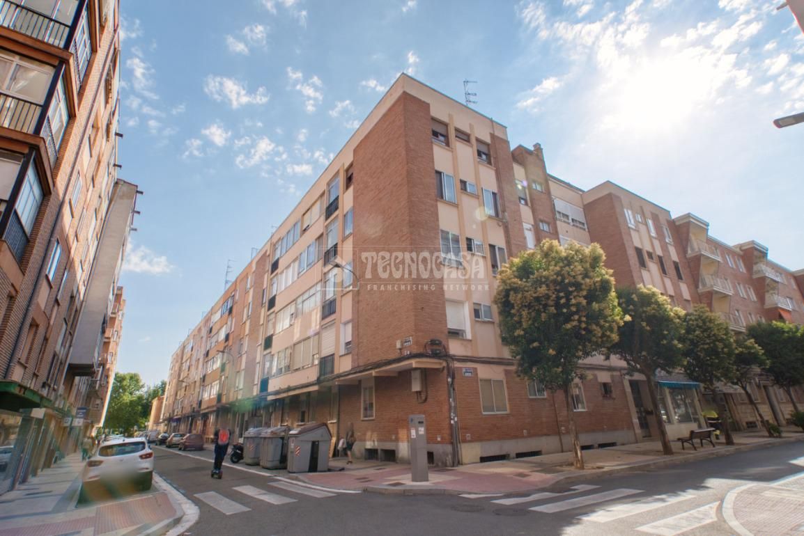 Exterior view of Flat for sale in Valladolid Capital  with Heating and Furnished