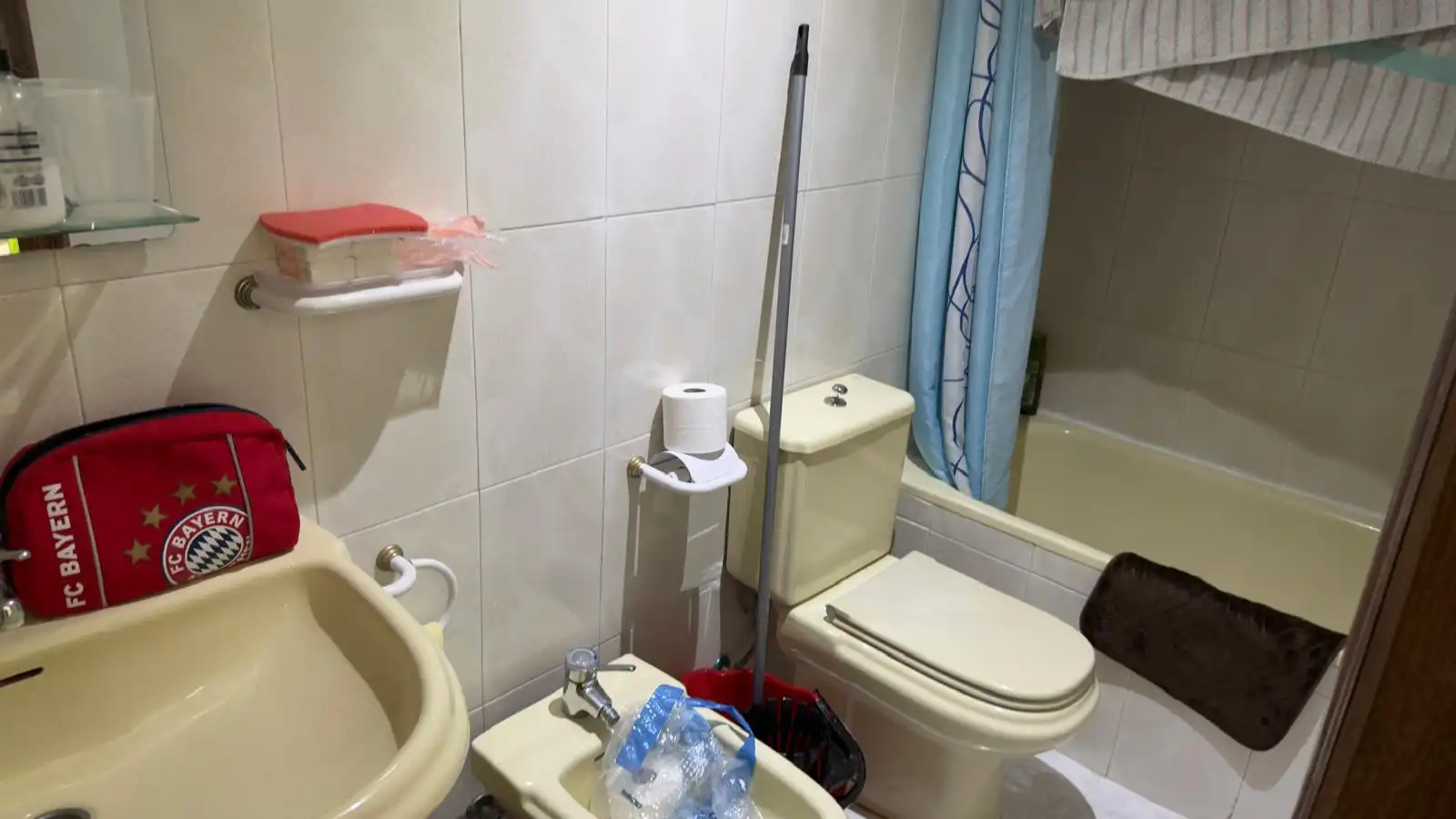 Baño de Piso para compartir en Granada con Calefacción, Terraza y Amueblado