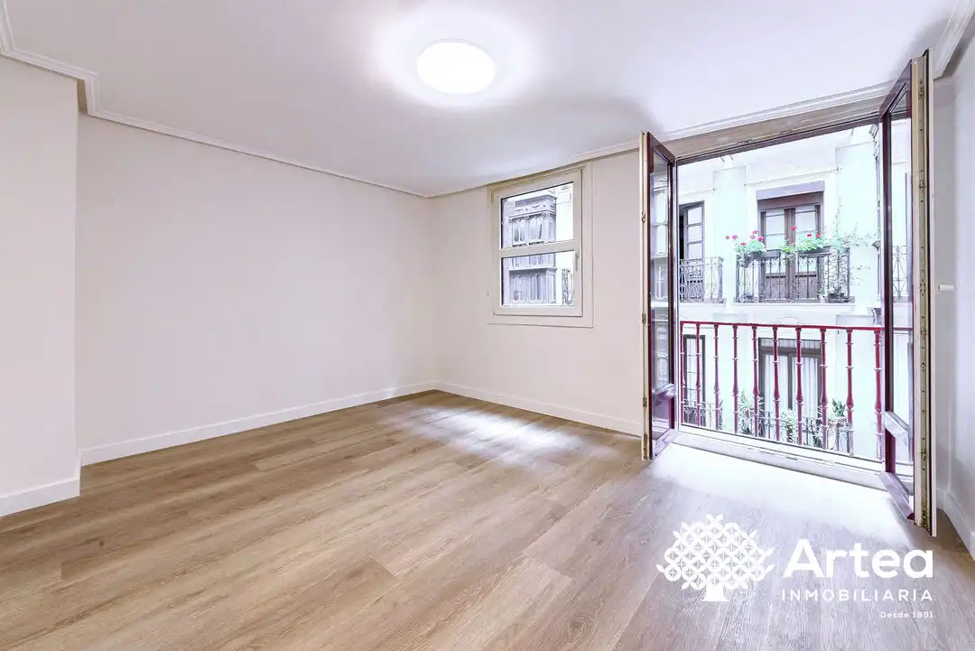 Habitación de Piso en venta en Bilbao  con Balcón y Alarma