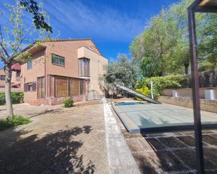 Jardí de Casa adosada en venda en Velilla de San Antonio amb Aire condicionat, Terrassa i Piscina