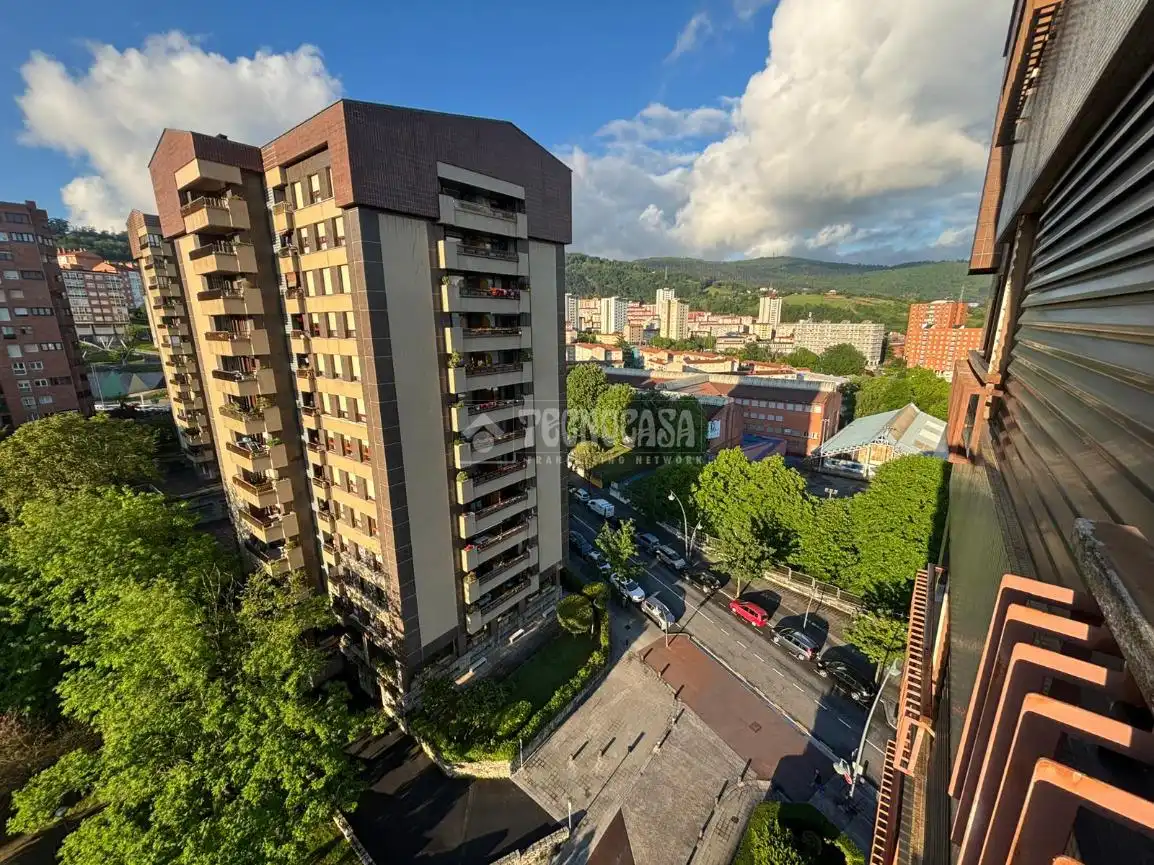 Vista exterior de Pis en venda en Bilbao  amb Calefacció, Traster i Balcó