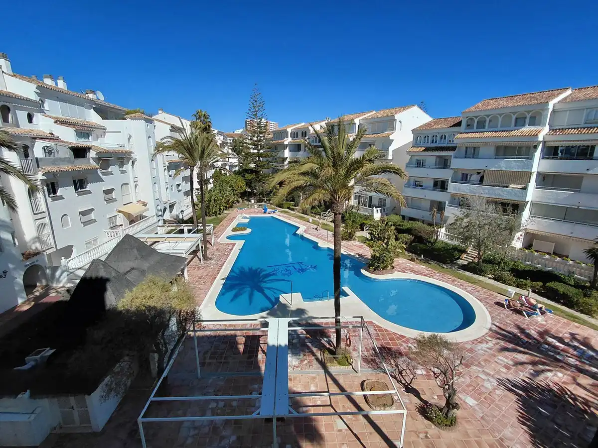 Vista exterior de Ático en venta en Marbella con Terraza, Trastero y Piscina