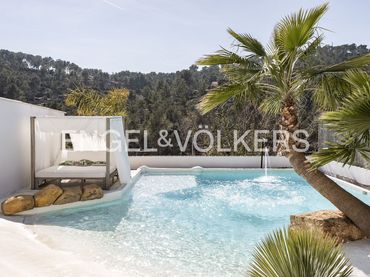House with pool for sale in Olivella