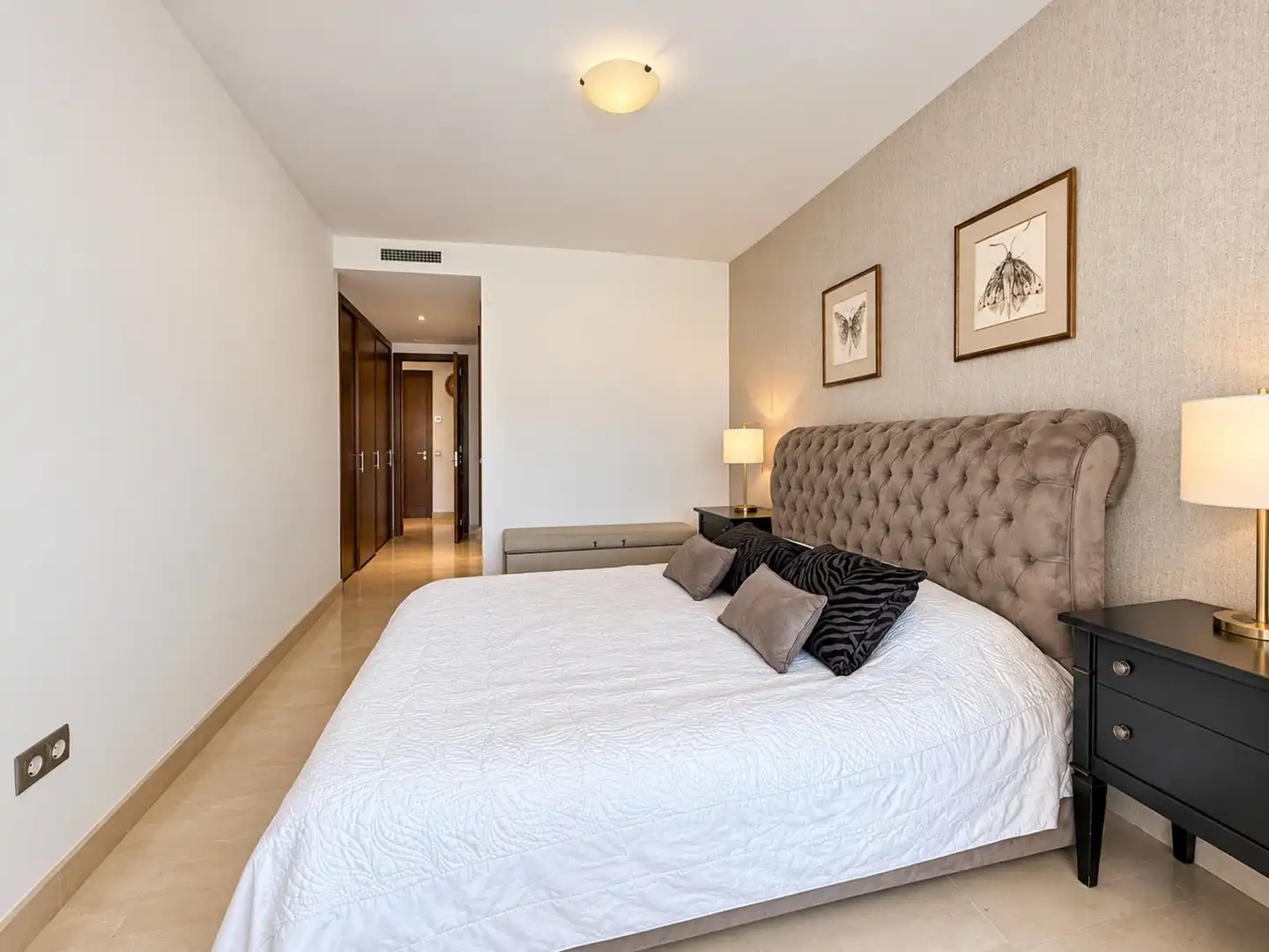 Schlafzimmer von Wohnungen zum Verkauf in Marbella mit Klimaanlage, Terrasse und Schwimmbad