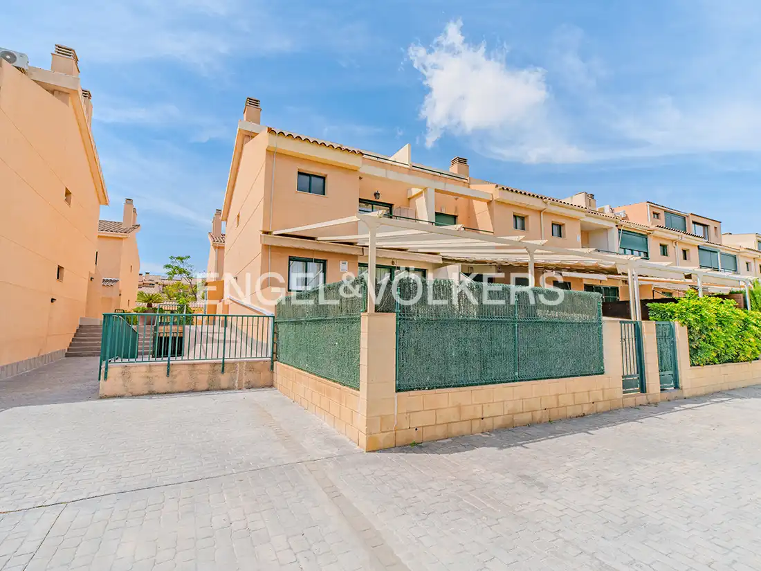 Vista exterior de Casa adosada en venda en Alicante / Alacant amb Aire condicionat, Calefacció i Terrassa