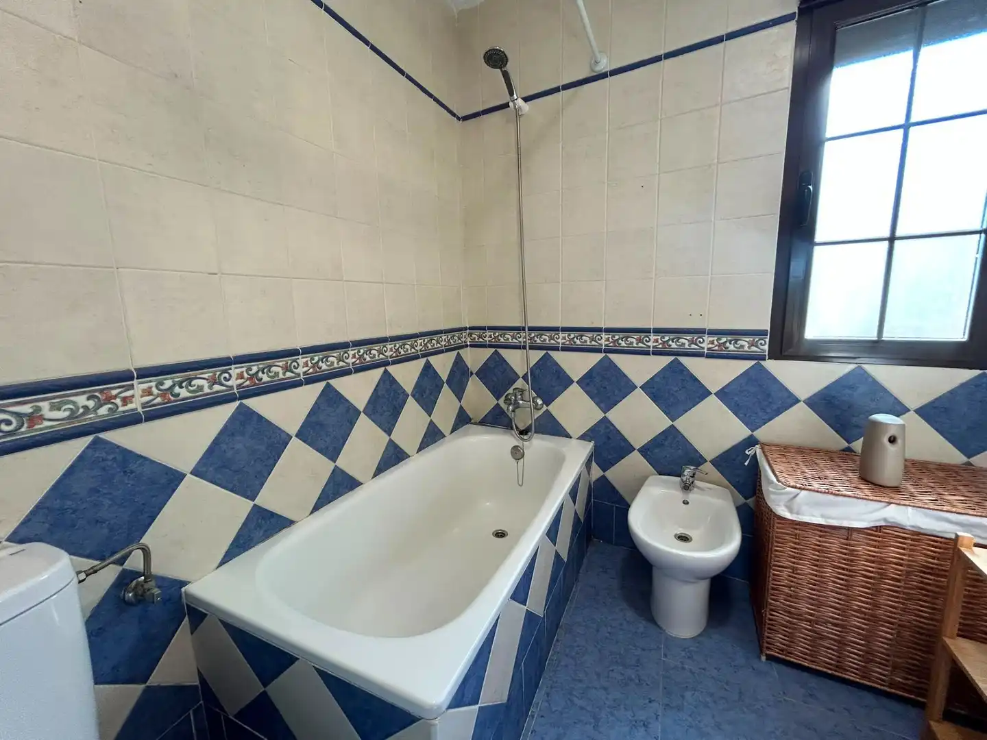 Badezimmer von Maisonette zum Verkauf in Pepino mit Klimaanlage und Heizung