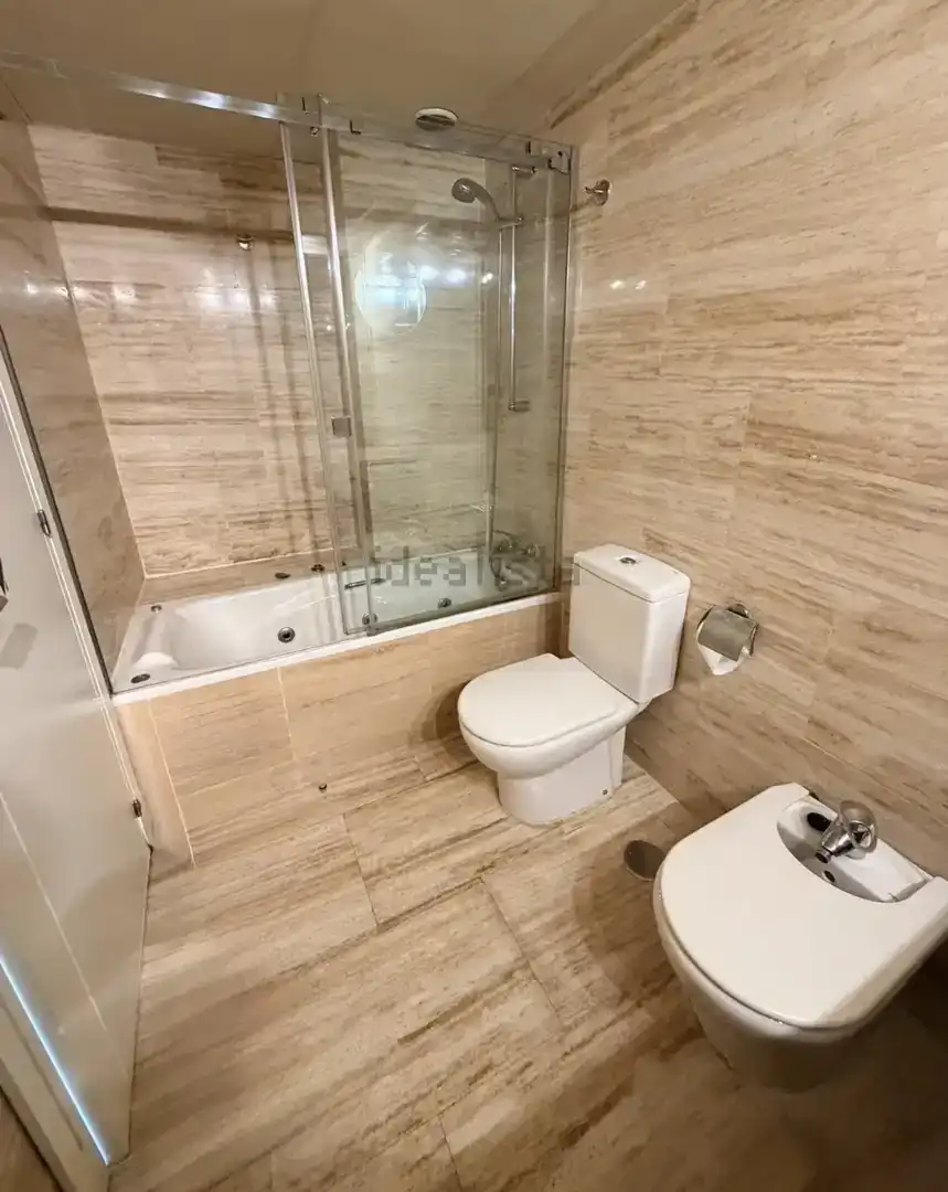 Badezimmer von Wohnung zur Miete in  Madrid Capital mit Klimaanlage und Balkon