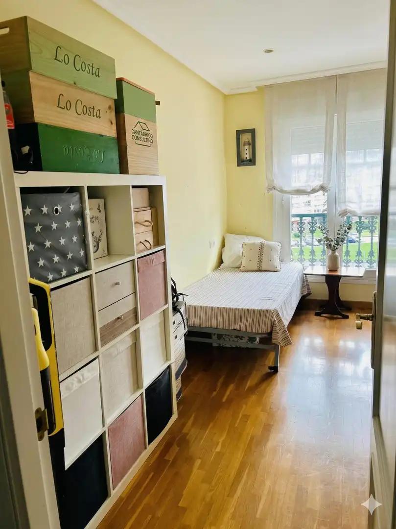 Schlafzimmer von Maisonette zum Verkauf in Navia mit Heizung, Parkett und Möbliert