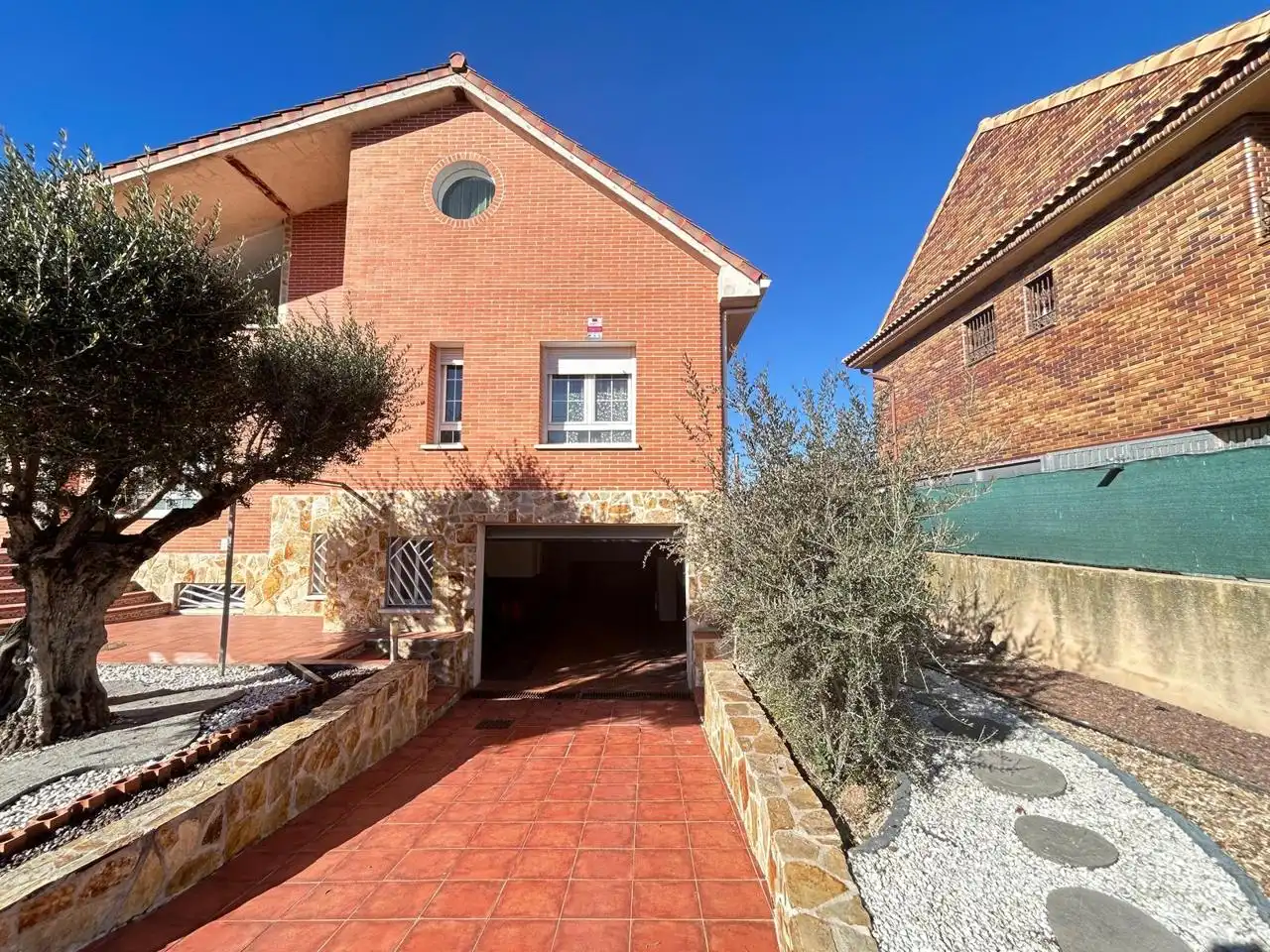 Außenansicht von Haus oder Chalet zum Verkauf in El Casar mit Heizung, Privatgarten und Terrasse