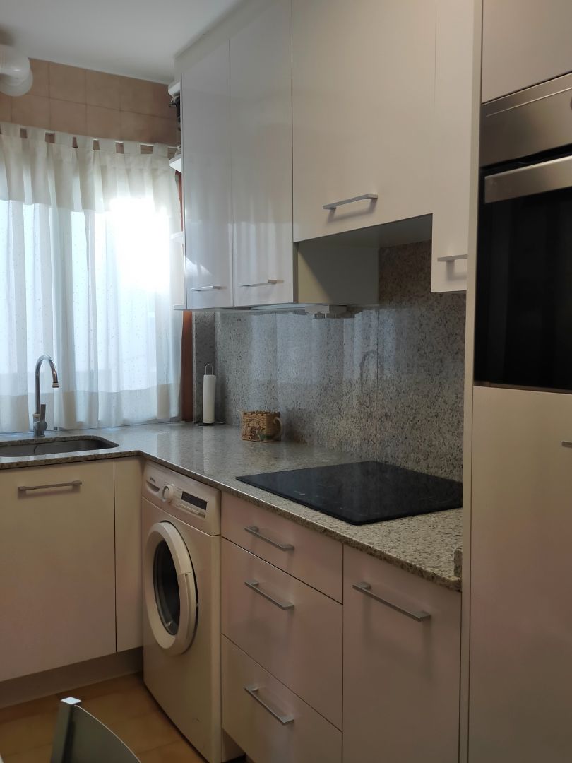 Cuina de Apartament de lloguer en Oleiros amb Moblat, Forn i Rentadora
