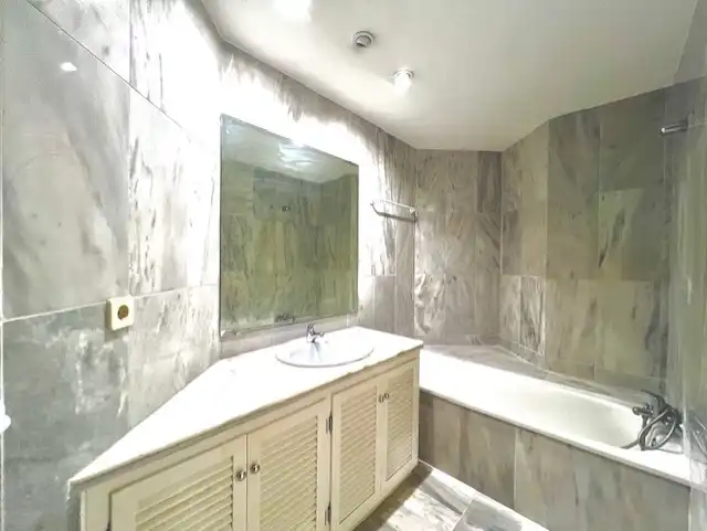 Baño de Piso en venta en Marbella con Aire acondicionado, Jardín privado y Terraza