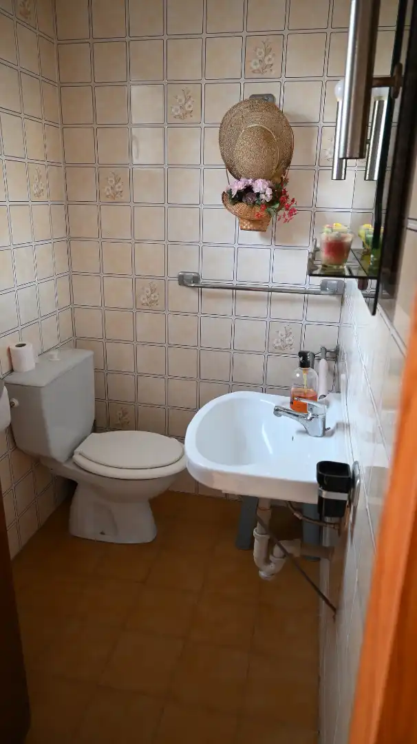 Badezimmer von Einfamilien-Reihenhaus zum Verkauf in L'Escala mit Möbliert