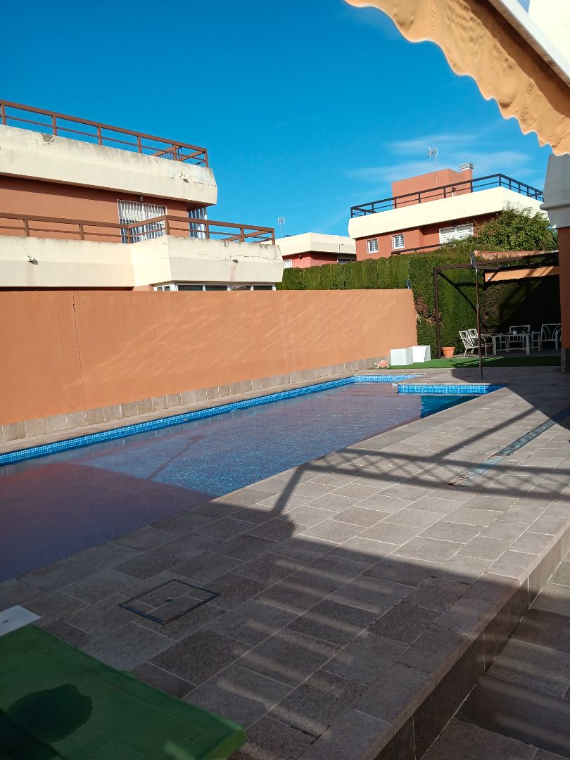 Piscina de Casa adosada de lloguer en Palomares del Río amb Aire condicionat, Terrassa i Traster