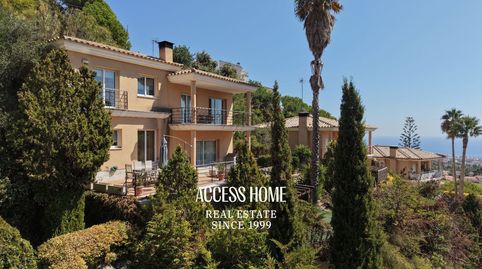 Vivienda unifamiliar con vistas al mar, terrazas y jardín en Premià de Dalt
