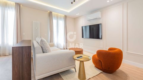 En el emblemático barrio Salamanca, uno de los más prestigiosos de Madrid, se presenta un piso exclusivo situado en la calle Martí, imatge 2
