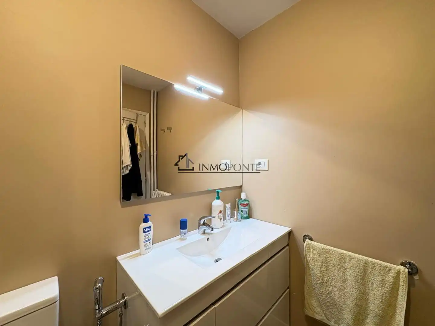 Bathroom of Flat for rent in Pontevedra Capital   with Heating, Terrace and Furnished