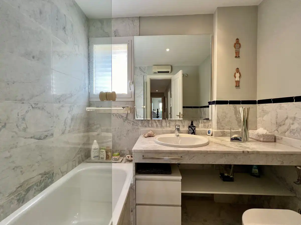 Badezimmer von Wohnung zum Verkauf in Marbella mit Klimaanlage, Terrasse und Möbliert