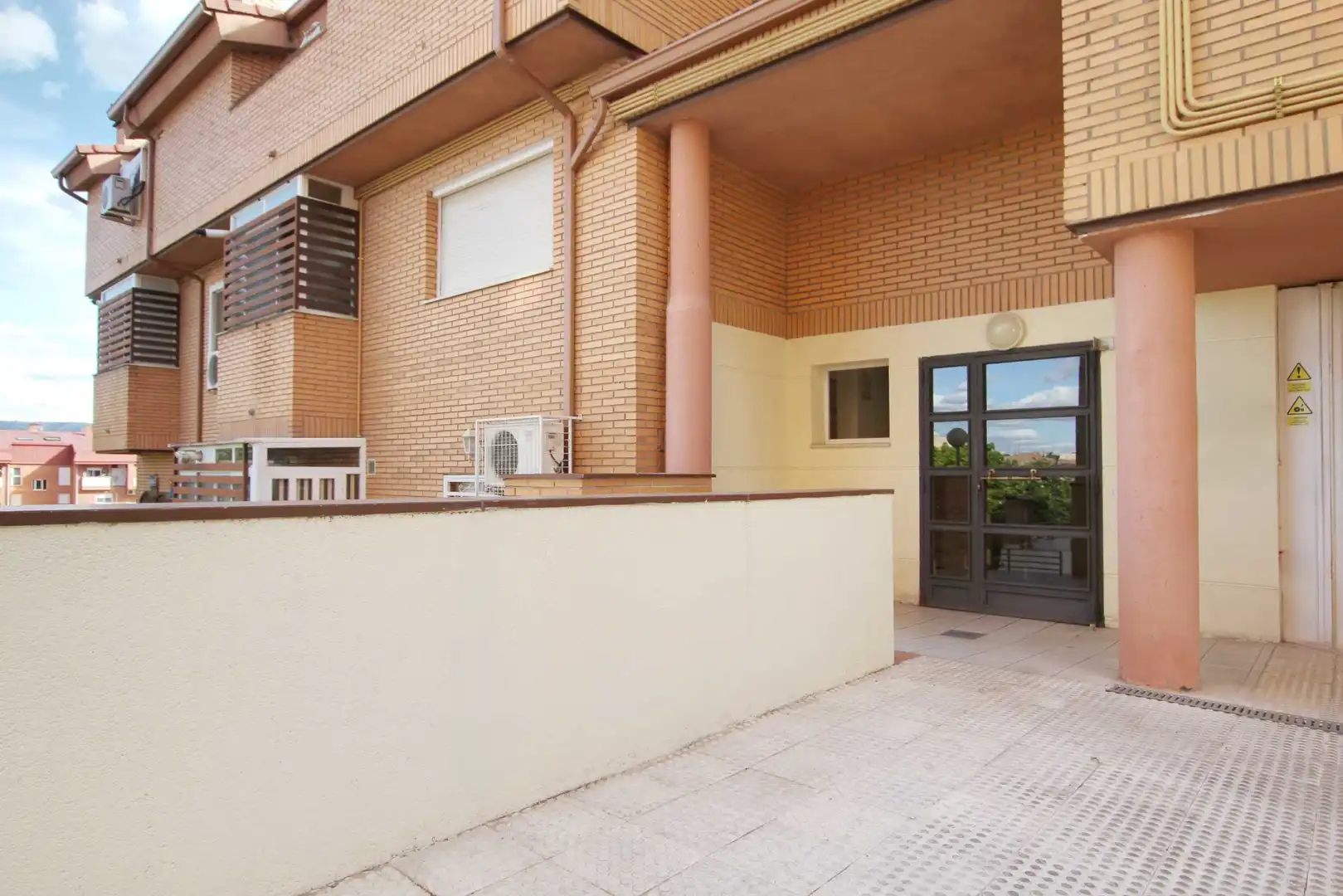 Exterior view of Apartments for sale in Azuqueca de Henares  with Air Conditioner, Terrace and Alarm