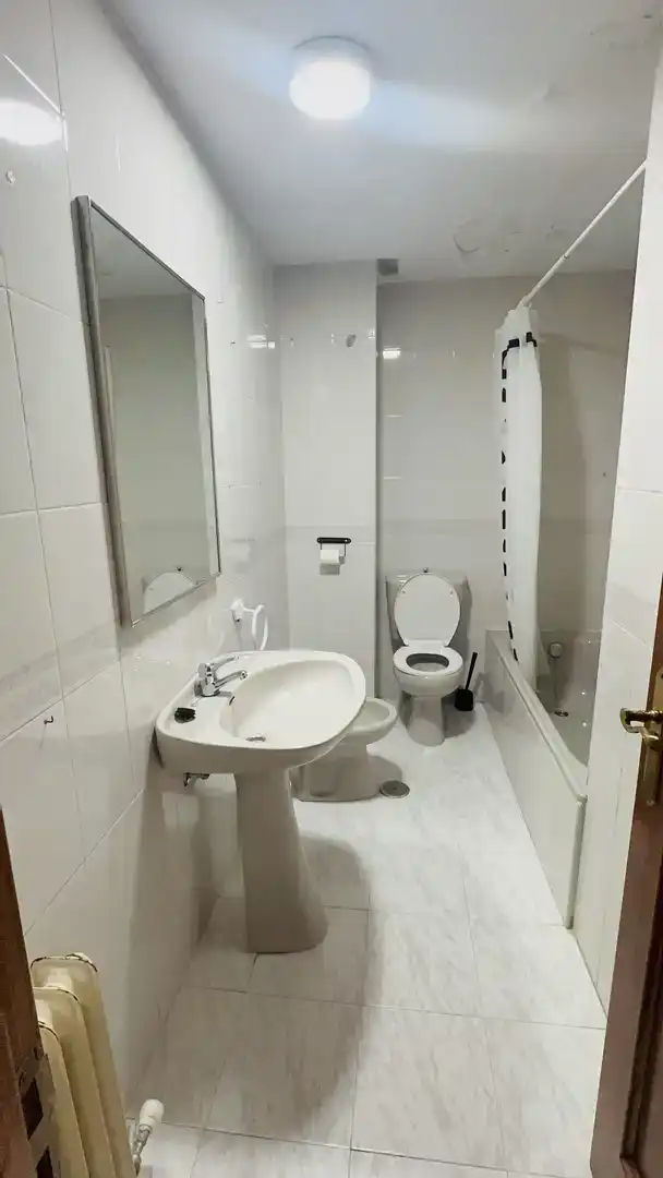 Bany de Casa o xalet en venda en Valladolid amb Parquet, Traster i Moblat