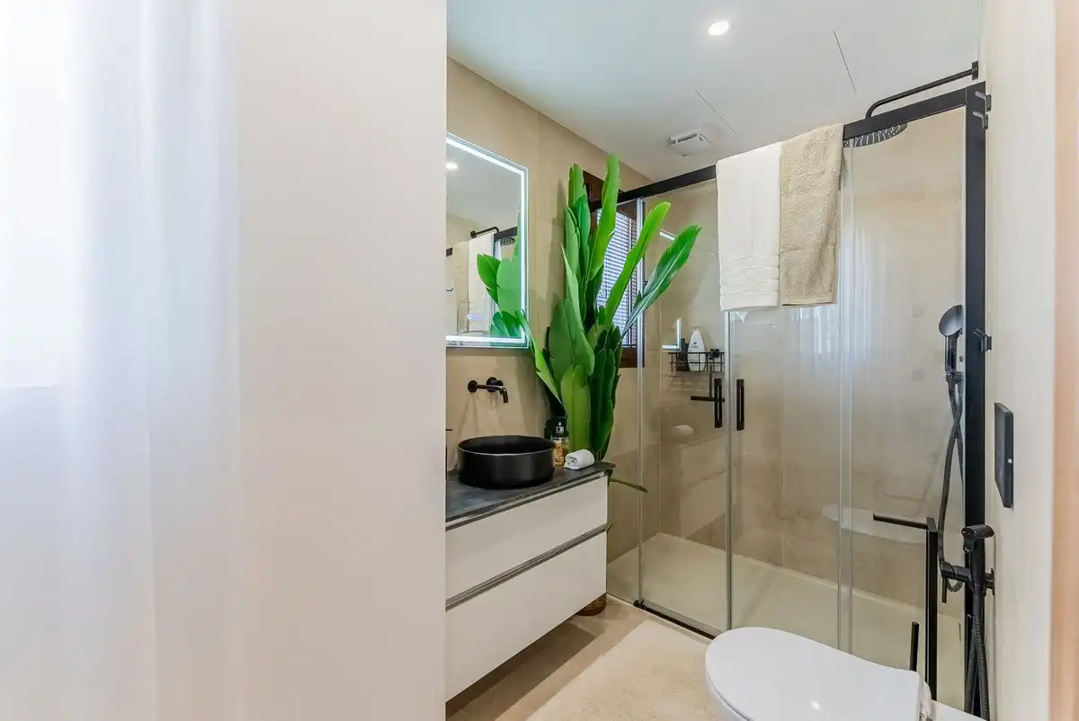 Badezimmer von Einfamilien-Reihenhaus zum Verkauf in Benahavís mit Klimaanlage, Privatgarten und Terrasse
