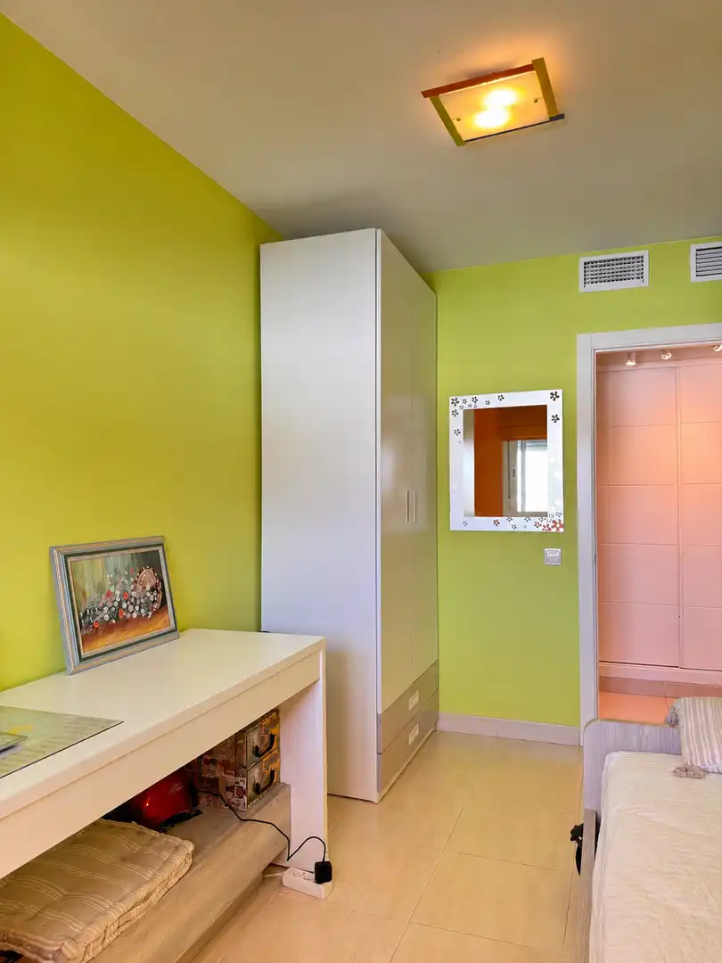 Dormitori de Apartament en venda en Roquetas de Mar amb Aire condicionat, Terrassa i Moblat