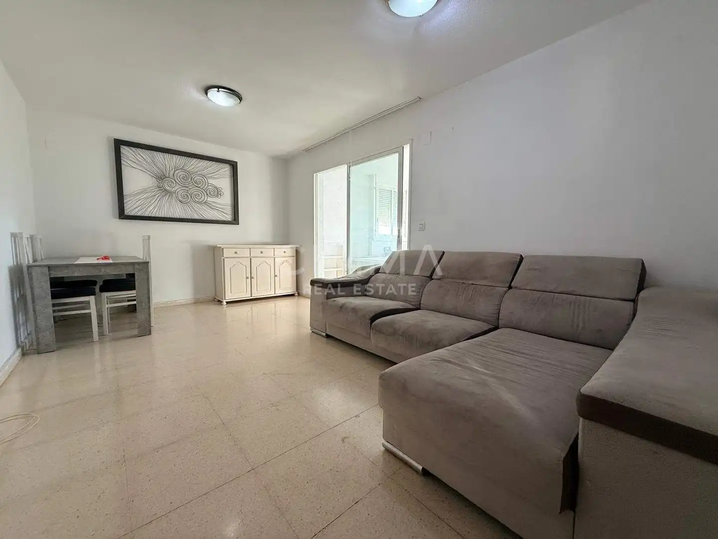Sala d'estar de Apartament en venda en Benidorm amb Aire condicionat, Jardí privat i Terrassa