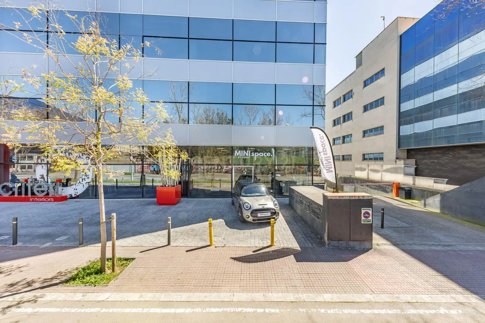 Vista exterior de Local en venta en Sant Cugat del Vallès