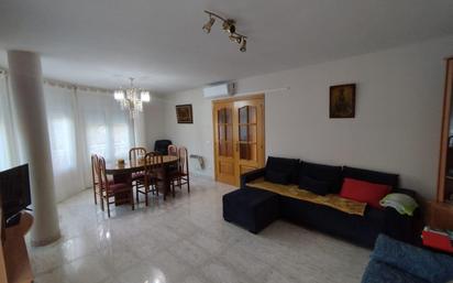 Sala d'estar de Casa adosada en venda en Cambrils amb Jardí privat, Terrassa i Traster
