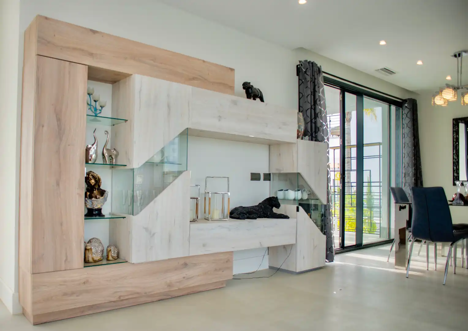 Living room of Houses for rent in Estepona  with Air Conditioner, Private garden and Swimming Pool
