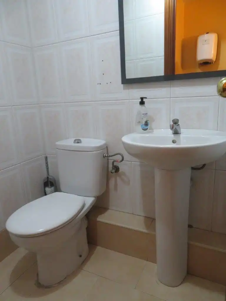 Baño de Local en traspaso en Sant Andreu de la Barca con Aire acondicionado, Calefacción y Terraza