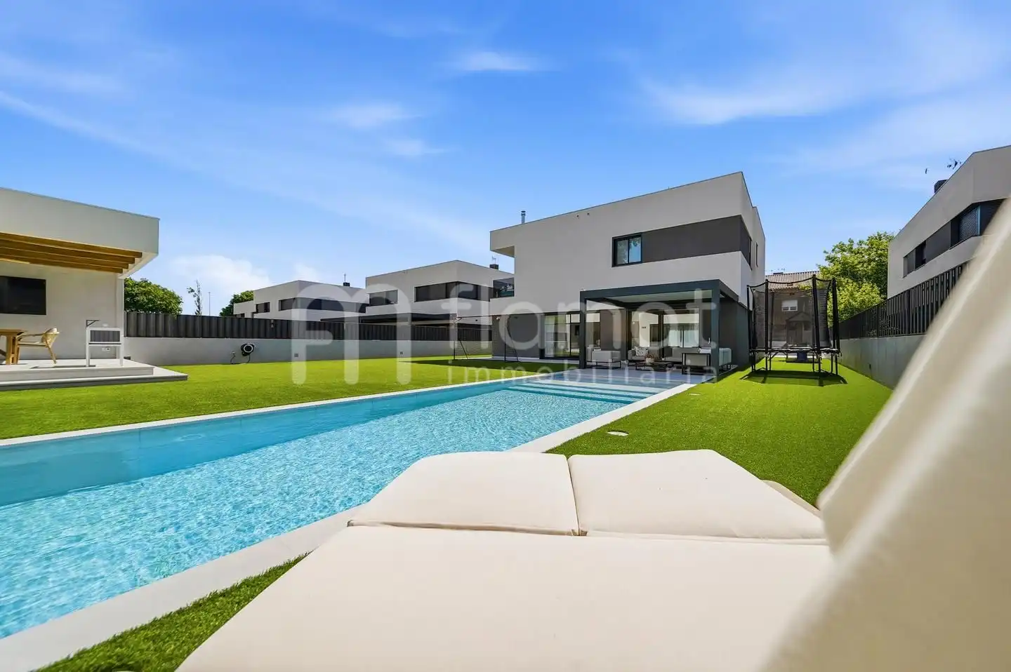 Swimming pool of Houses for sale in Palau-solità i Plegamans