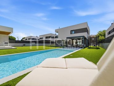 Casa amb piscina en venda a Carrer dels Boters