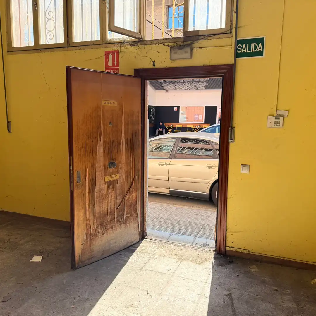 Parkplatz von Fabrikhallen zum Verkauf in Oviedo 
