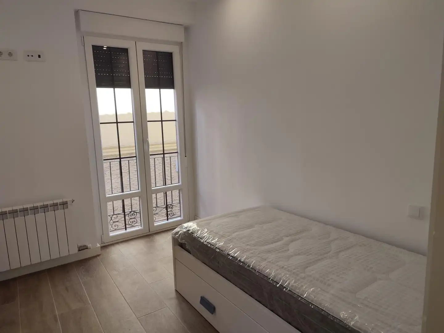 Bedroom of Flat for sale in Zaragoza  with Air Conditioner, Heating and Furnished