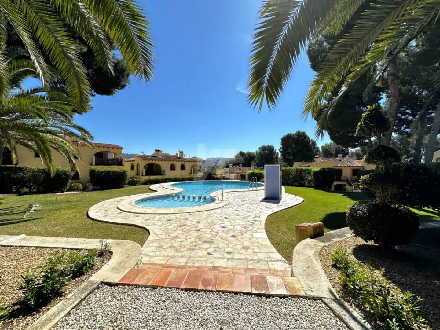 Außenansicht von Wohnungen zum Verkauf in Moraira mit Klimaanlage, Heizung und Privatgarten