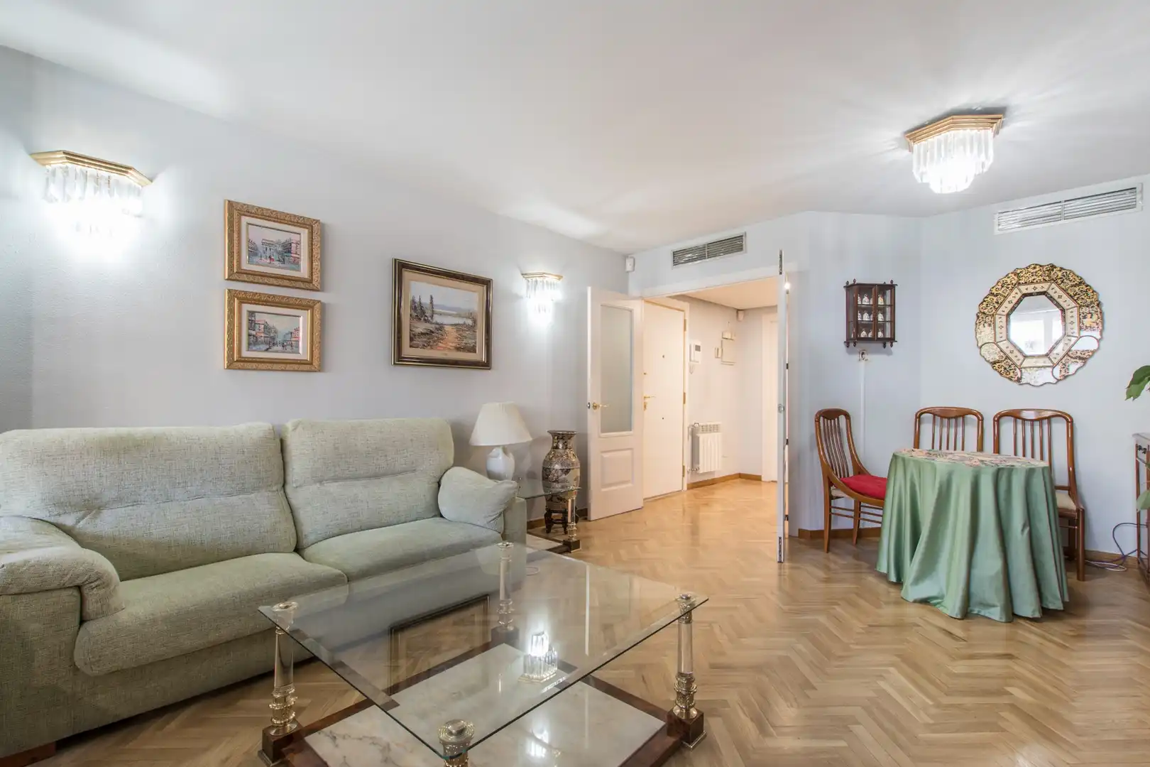 Sala d'estar de Pis en venda en La Moraleja amb Aire condicionat, Calefacció i Jardí privat