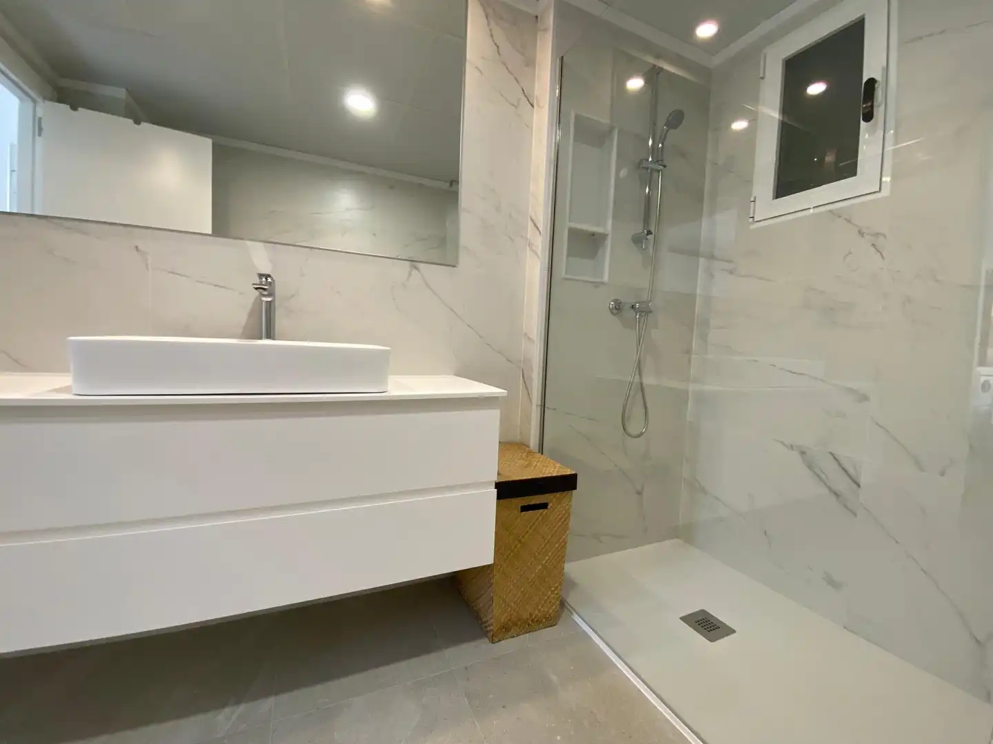 Bathroom of Flat for rent in Albacete  with Air Conditioner, Heating and Parquet flooring