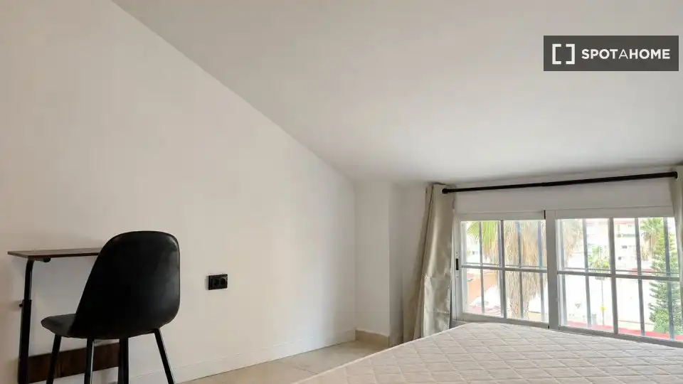 Habitación de Piso de alquiler en Valencia con Aire acondicionado, Calefacción y Amueblado