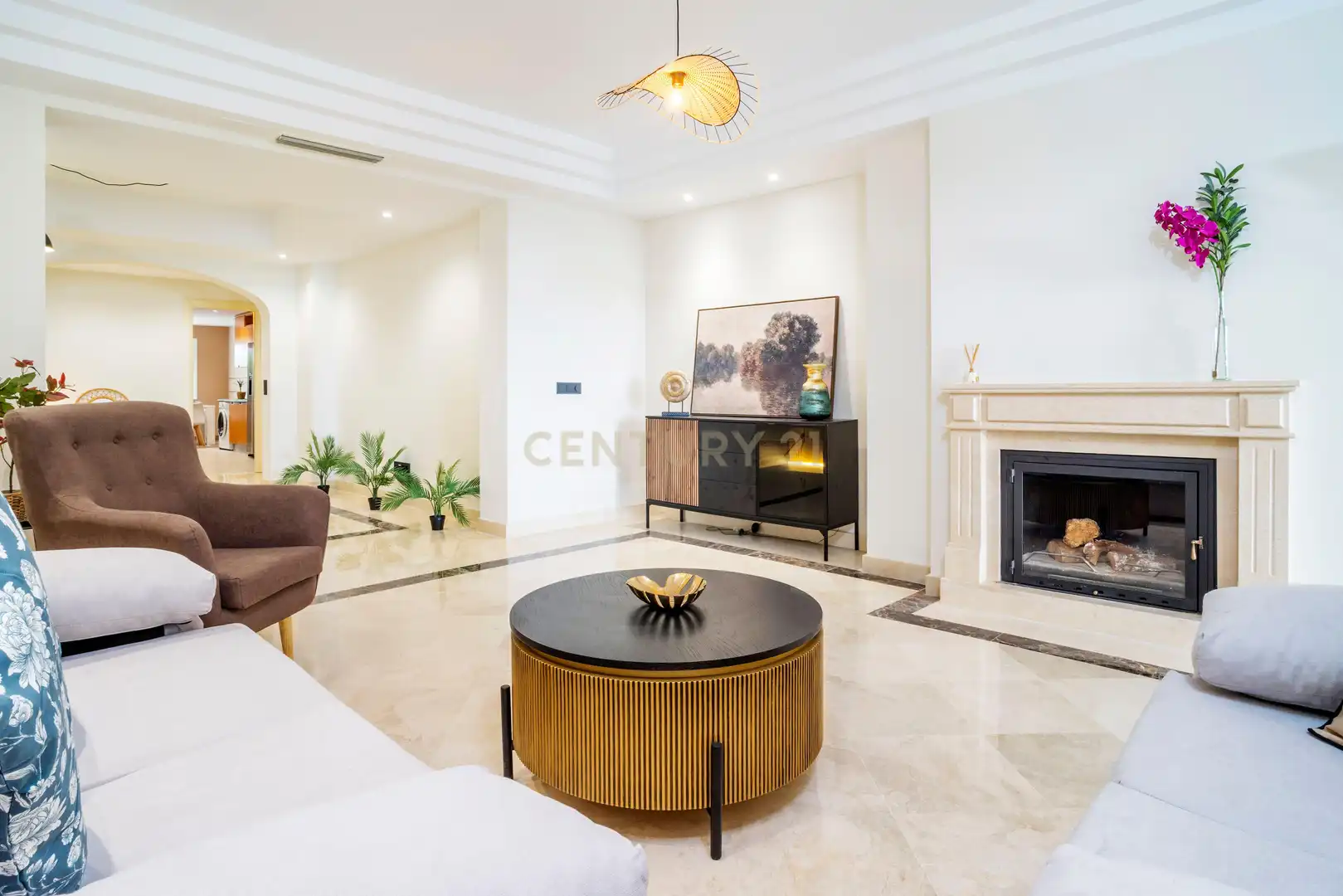Wohnzimmer von Wohnungen zum Verkauf in Marbella mit Klimaanlage, Privatgarten und Ofen