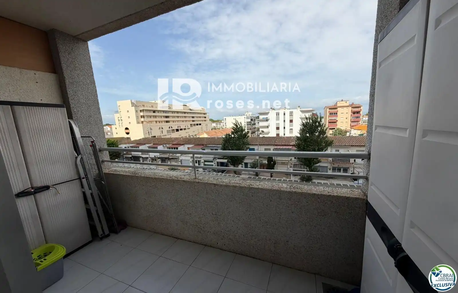 Vista exterior de Estudi en venda en Empuriabrava amb Calefacció, Terrassa i Moblat