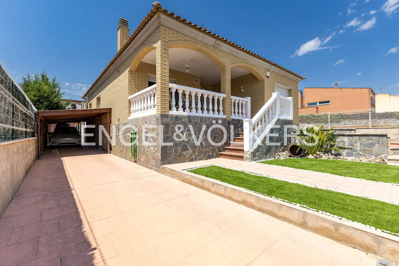 Vista exterior de Casa o xalet en venda en Sant Cugat Sesgarrigues amb Aire condicionat i Calefacció