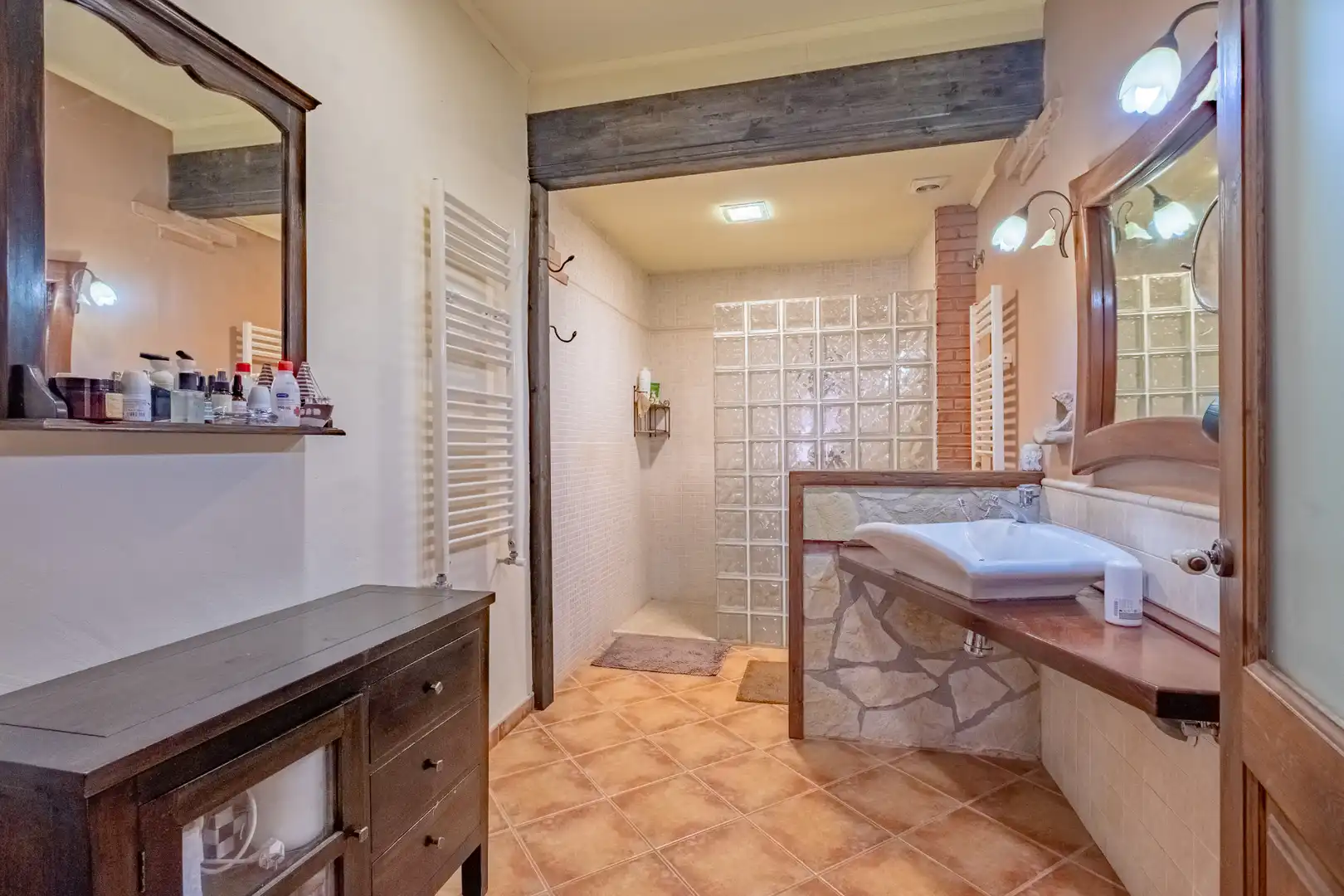 Badezimmer von Country house zum Verkauf in Pals
