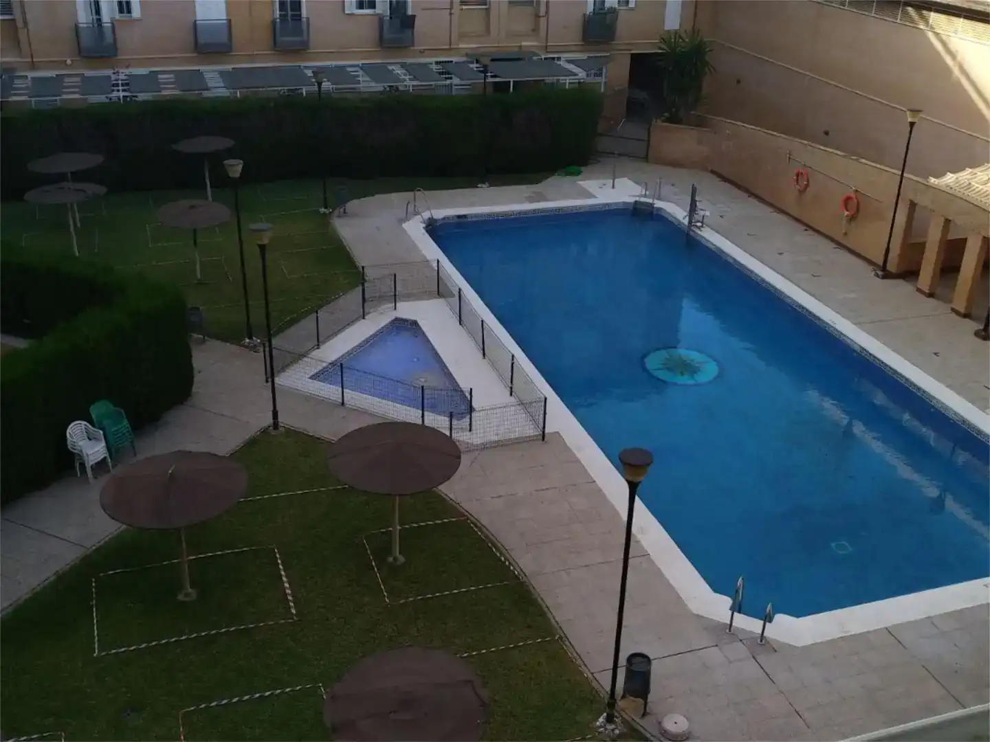 Piscina de Pis per a compartir en Sevilla amb Aire condicionat, Jardí privat i Piscina