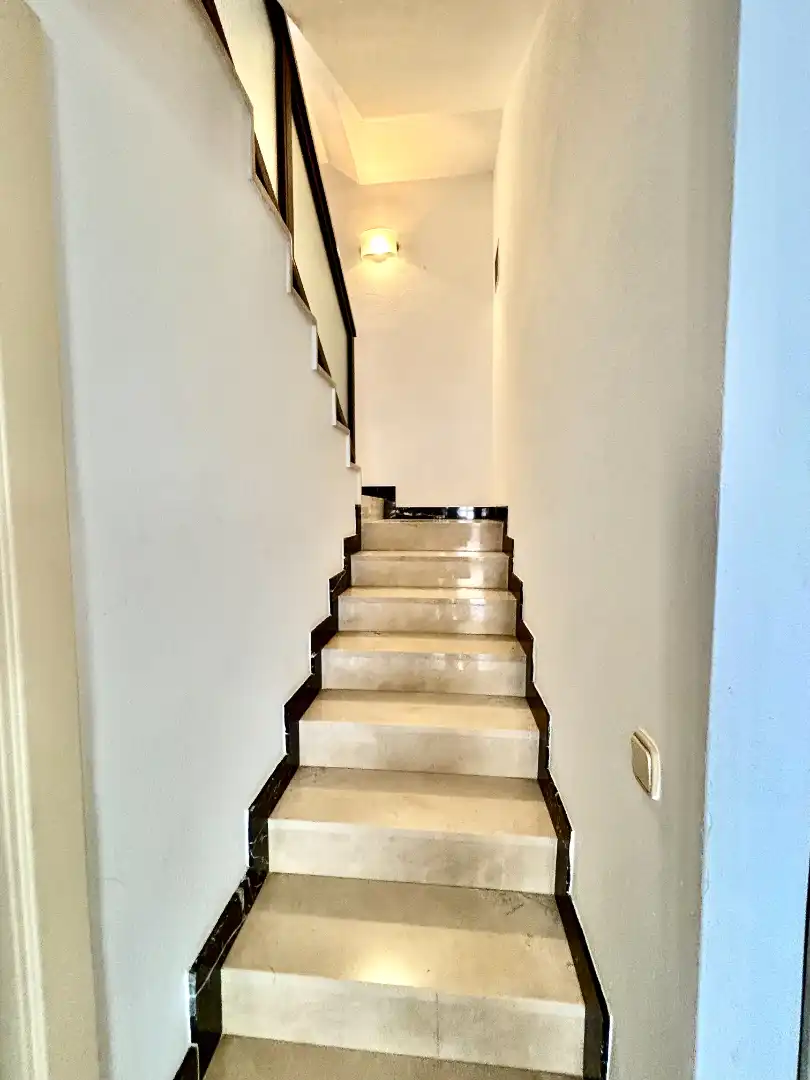 Einfamilien-Reihenhaus zum Verkauf in Alicante / Alacant mit Klimaanlage, Privatgarten und Terrasse