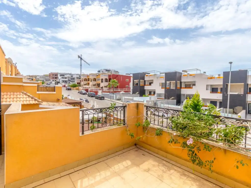 Vista exterior de Casa adosada en venda en Orihuela amb Aire condicionat, Moblat i Piscina comunitària