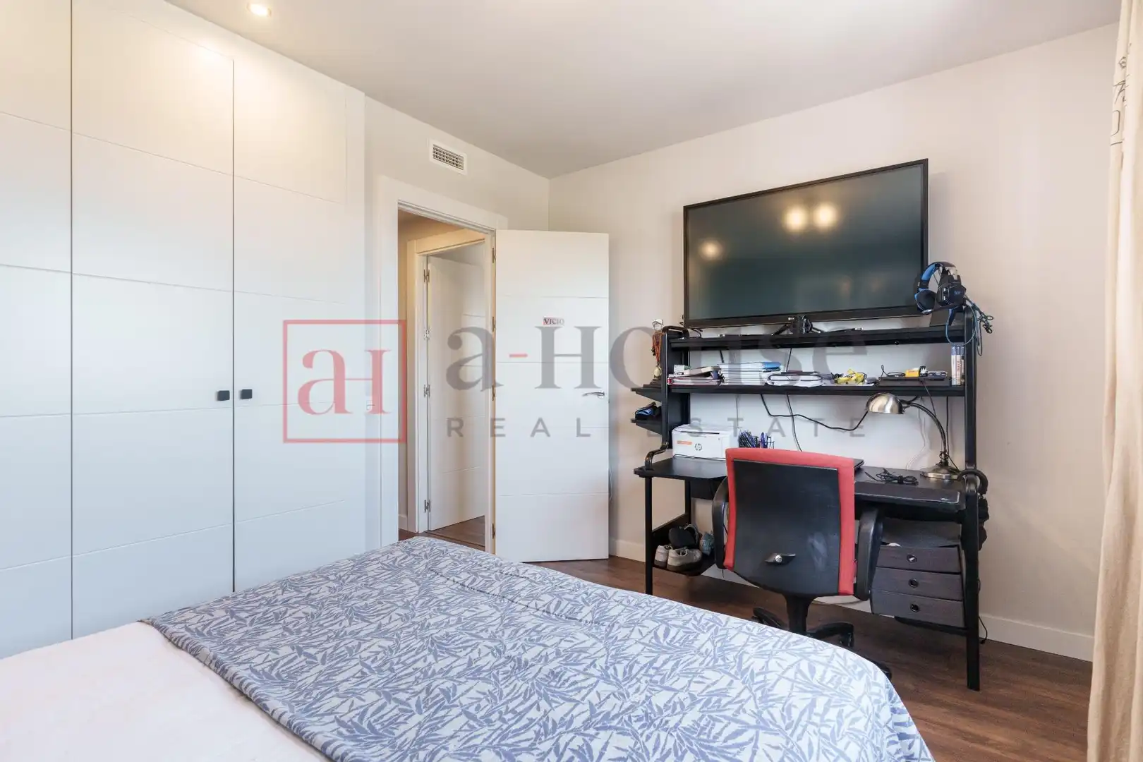 Habitación de Casa adosada en venta en Boadilla del Monte con Aire acondicionado, Calefacción y Jardín privado