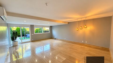 ESTUDIO HOME MADRID presenta este magnífico chalet de 233 m², ubicado en una de las urbanizaciones más exclusivas y consolidadas.