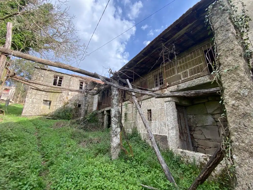 Casa amb jardí en venda a O Irixo