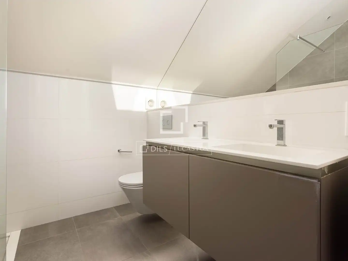 Badezimmer von Wohnung zum Verkauf in Barcelona mit Klimaanlage und Terrasse