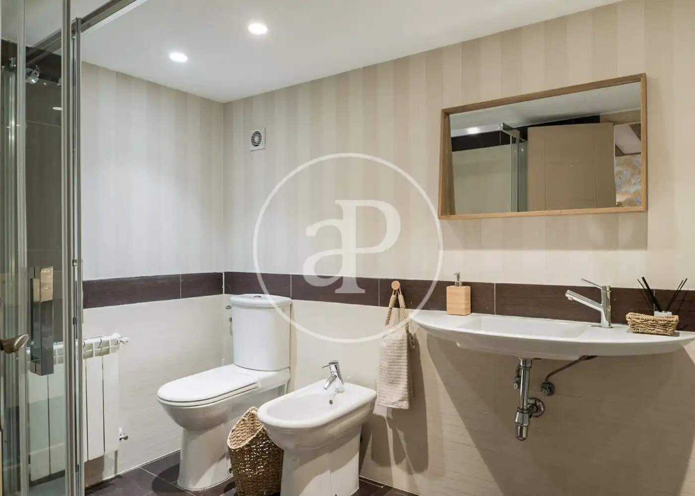 Bathroom of Flat for rent in Madrid  with Air Conditioner, Heating and Furnished